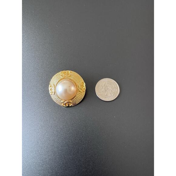 vintage Chanel Coco Mark faux pearl clip-on earring see details - Picture 5 of 9